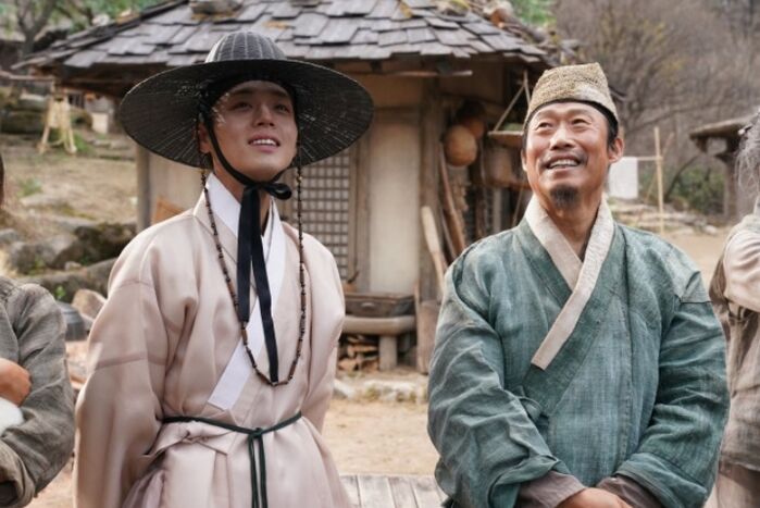 노란 수영복에 섹시한 몸매 어필하는 존예 처자