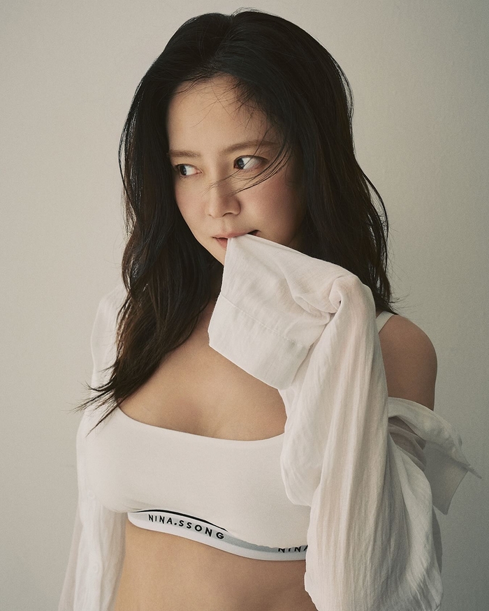 노란 수영복에 섹시한 몸매 어필하는 존예 처자