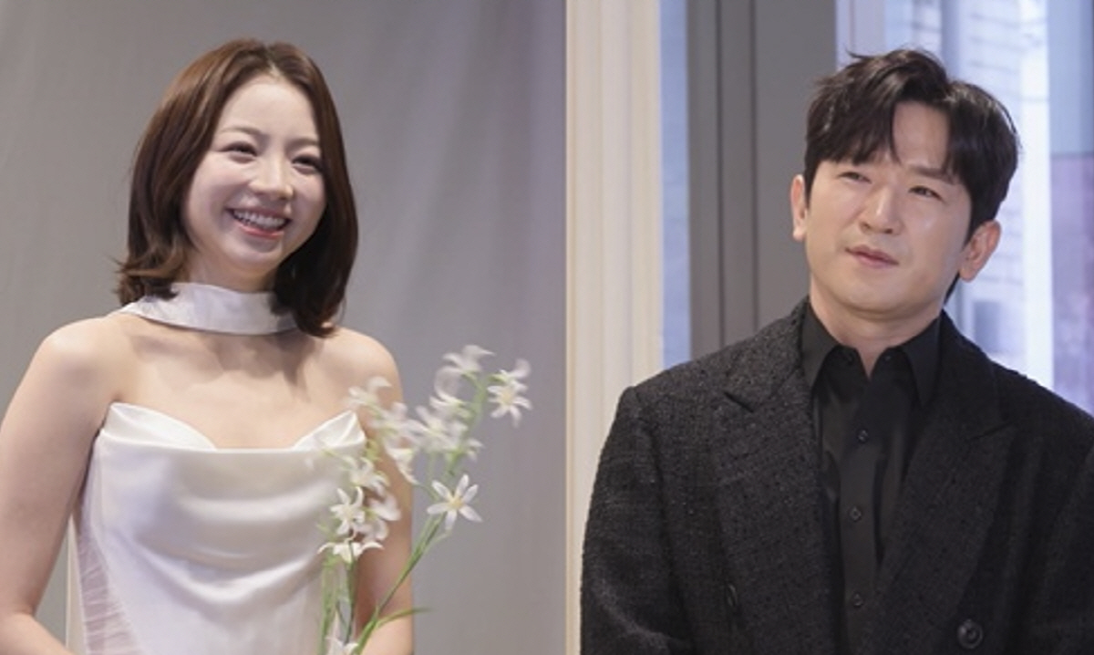 노란 수영복에 섹시한 몸매 어필하는 존예 처자