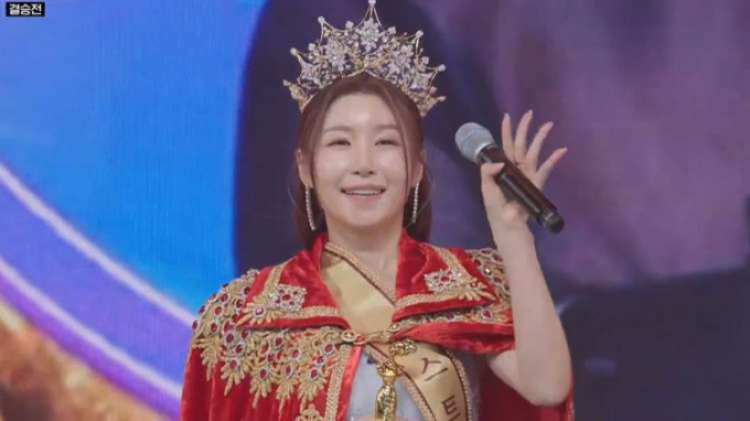 노란 수영복에 섹시한 몸매 어필하는 존예 처자