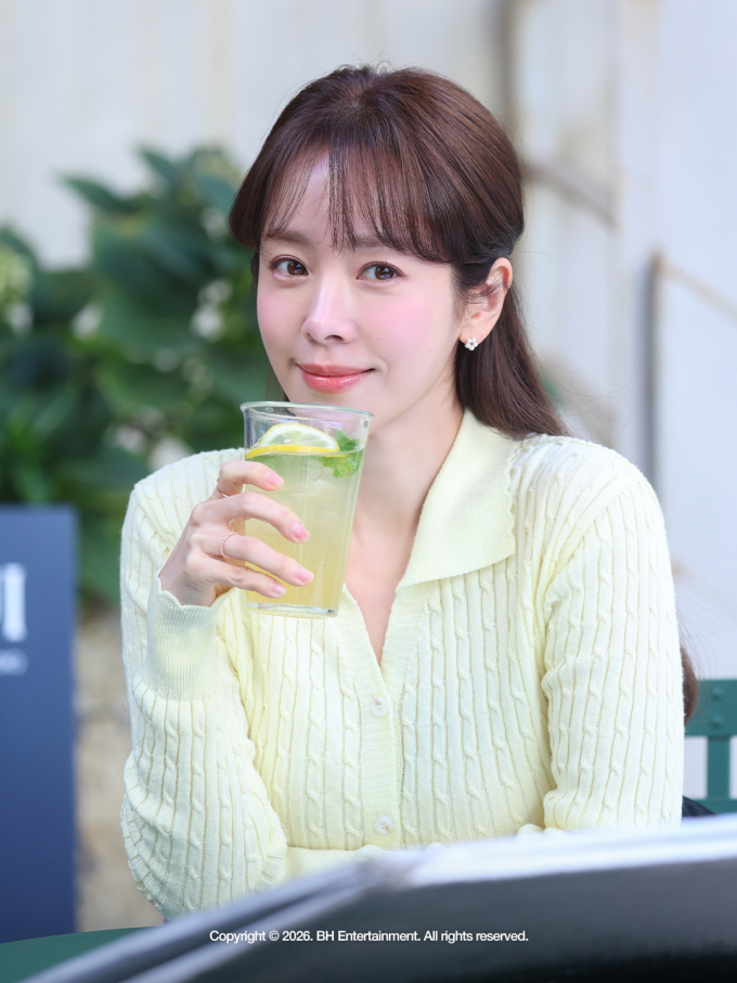 노란 수영복에 섹시한 몸매 어필하는 존예 처자