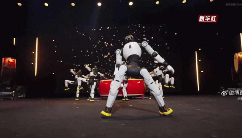 지난달 8일 애지봇이 주최한 '로봇 갈라쇼'에서 휴머노이드 모델 X2가 비틀대며 취권 동작을 수행하고 있다./웨이보