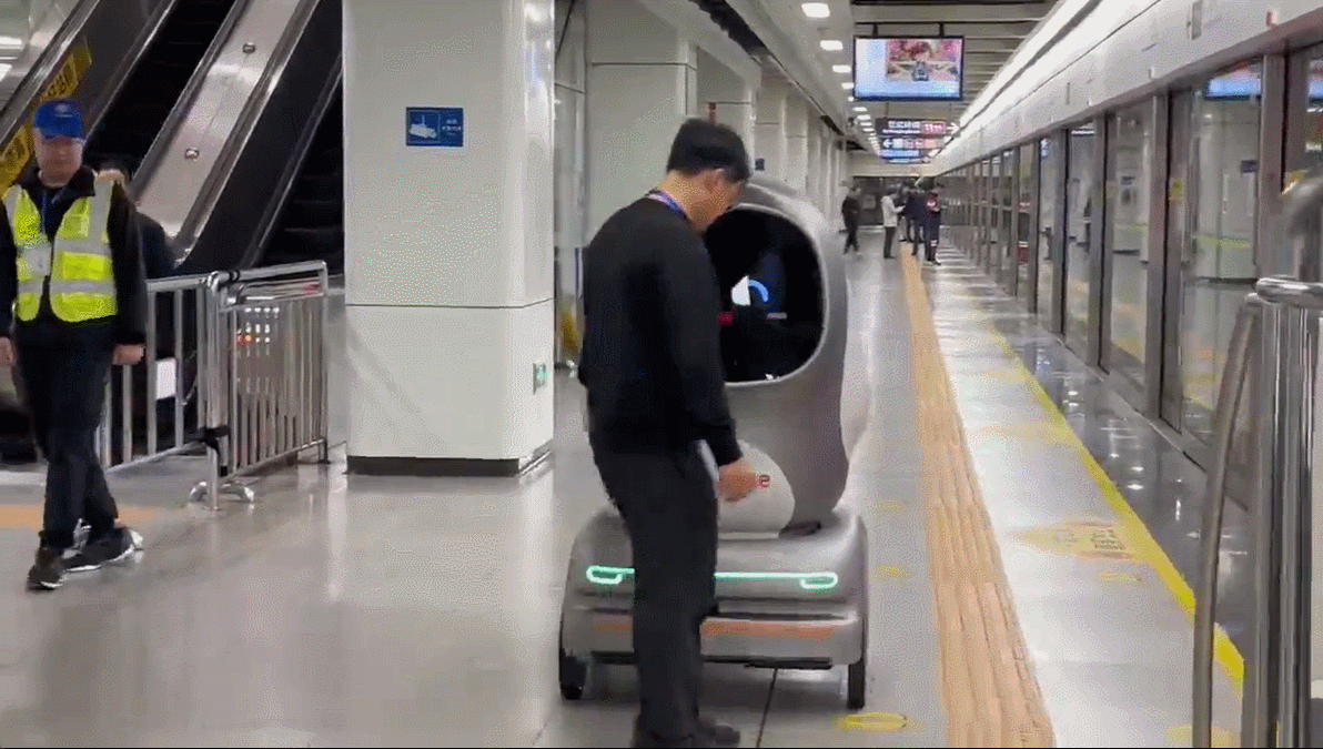 센서를 통해 장애물을 감지할 수 있어 사람이 앞에 있으면 자동으로 멈춘다.