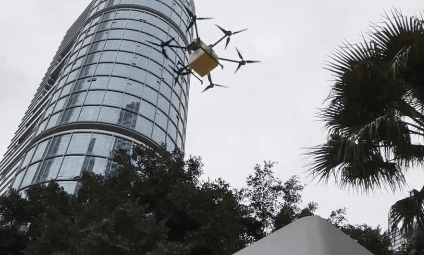 빌딩 숲을 사이를 지나 온 드론이 착률장에 내려 앉는 모습.