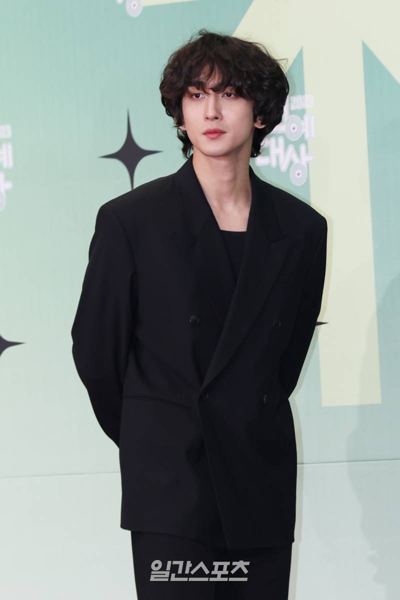 노란 수영복에 섹시한 몸매 어필하는 존예 처자