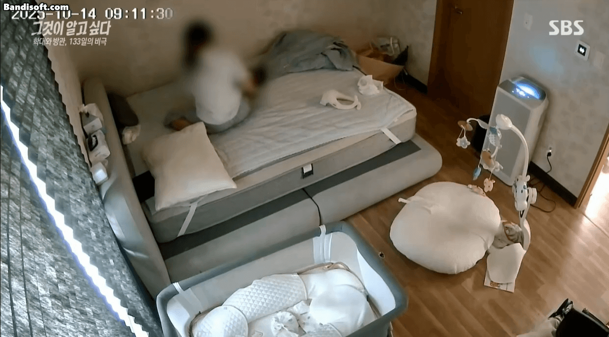 가해 부부 중 친모인 라모씨가 아이를 학대하고 있는 모습. /사진=SBS '그것이 알고 싶다' 갈무리