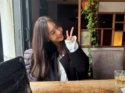 노란 수영복에 섹시한 몸매 어필하는 존예 처자