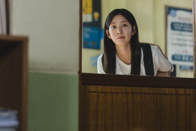 노란 수영복에 섹시한 몸매 어필하는 존예 처자