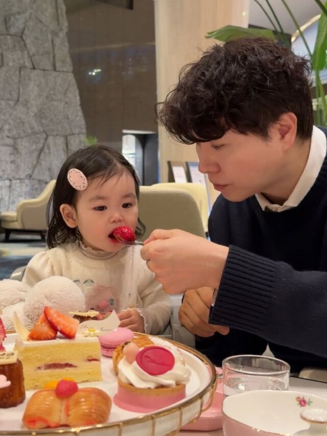 노란 수영복에 섹시한 몸매 어필하는 존예 처자