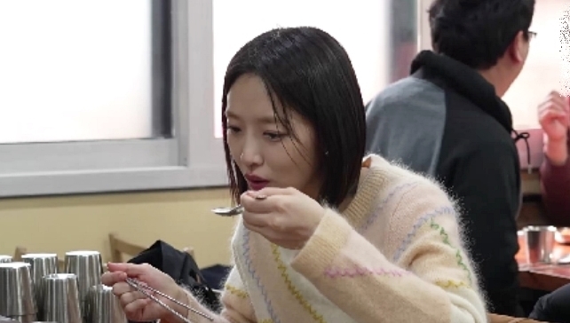 노란 수영복에 섹시한 몸매 어필하는 존예 처자