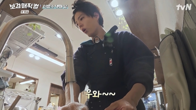 노란 수영복에 섹시한 몸매 어필하는 존예 처자