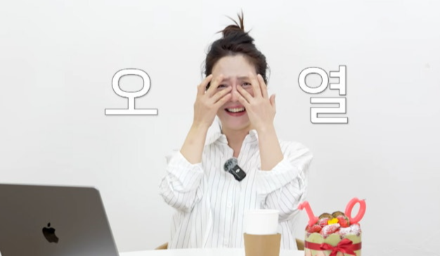 노란 수영복에 섹시한 몸매 어필하는 존예 처자