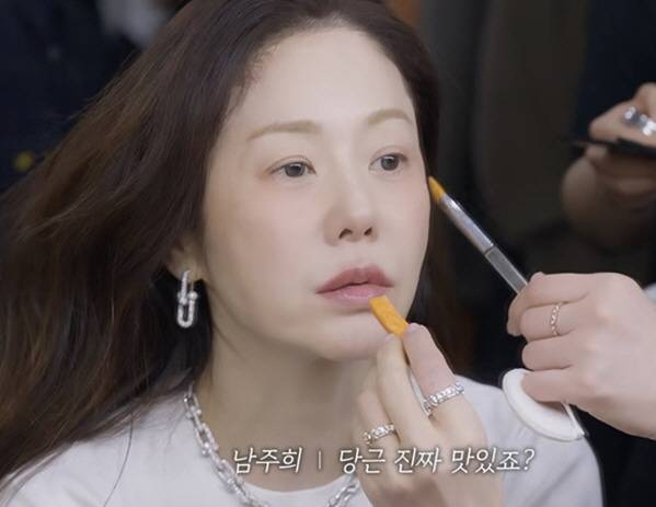 노란 수영복에 섹시한 몸매 어필하는 존예 처자