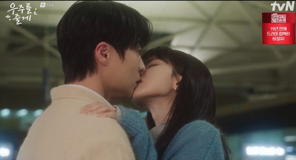 노란 수영복에 섹시한 몸매 어필하는 존예 처자