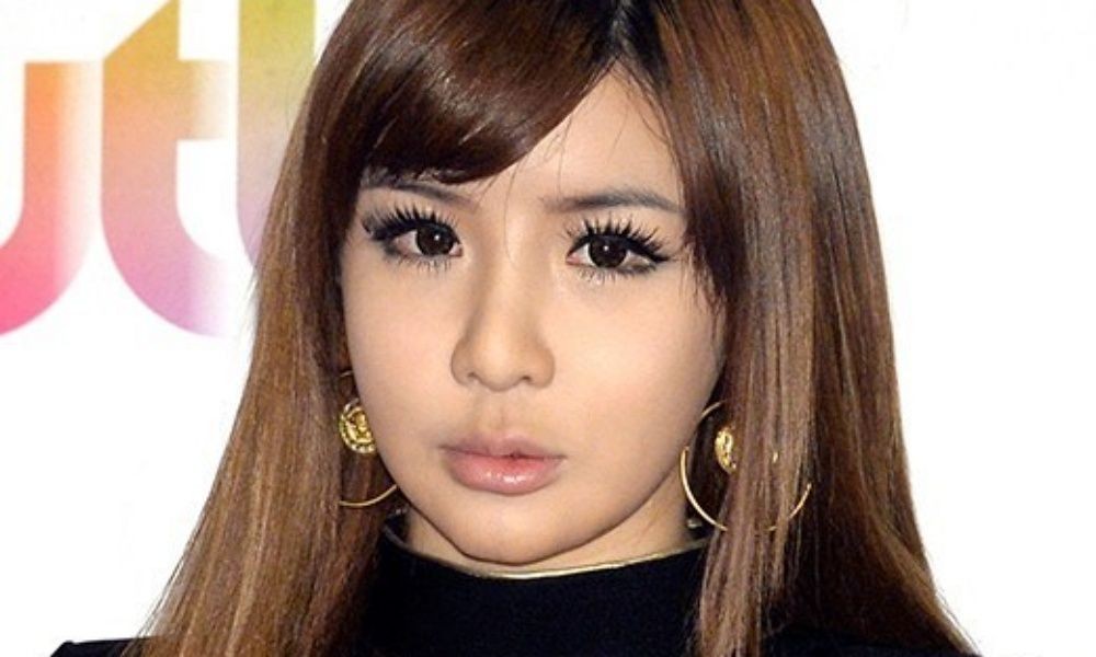 노란 수영복에 섹시한 몸매 어필하는 존예 처자