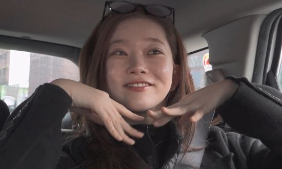 노란 수영복에 섹시한 몸매 어필하는 존예 처자