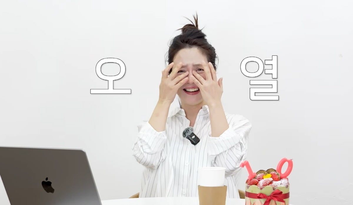 노란 수영복에 섹시한 몸매 어필하는 존예 처자