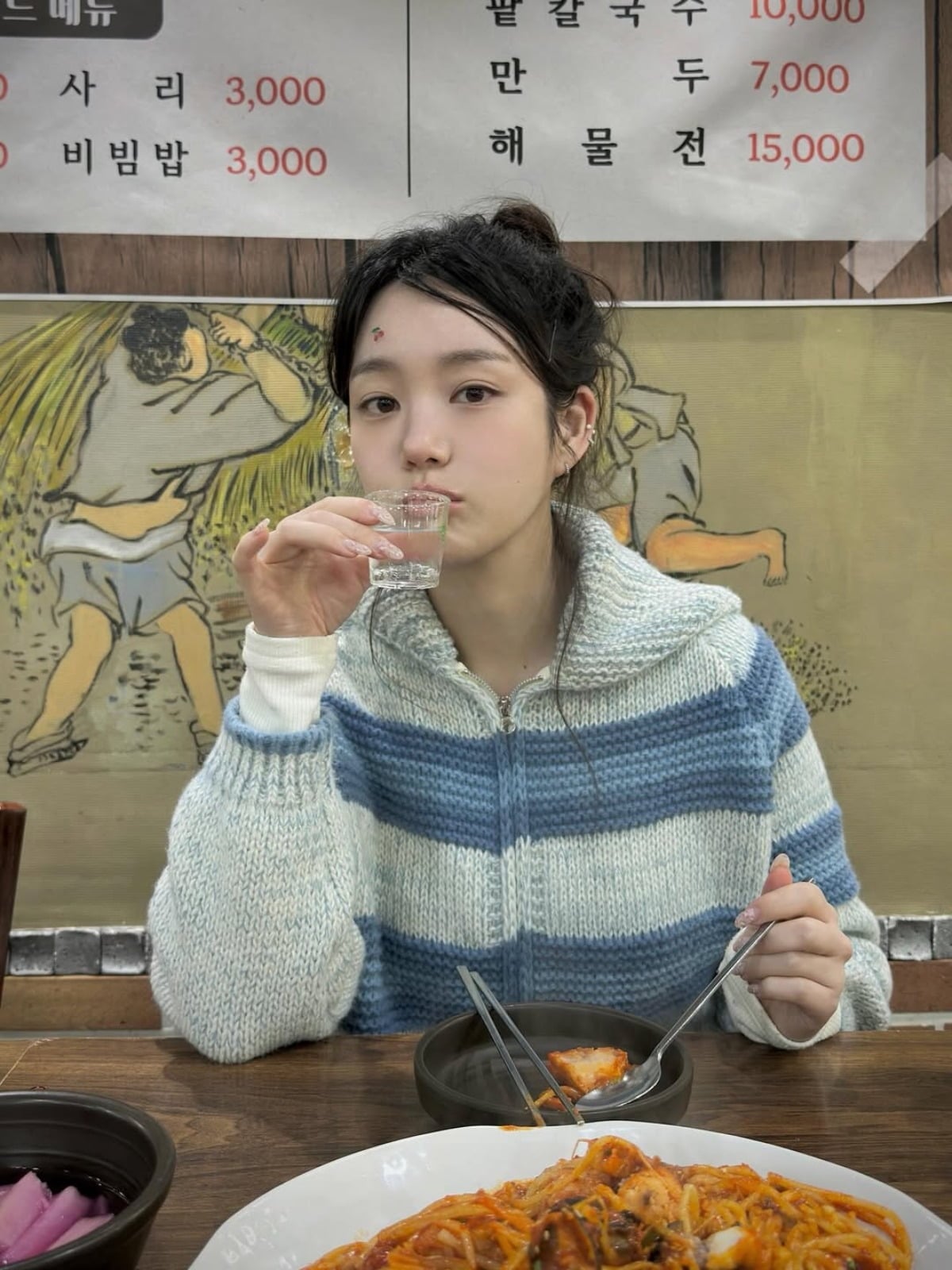 노란 수영복에 섹시한 몸매 어필하는 존예 처자