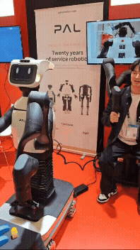 티아고 프로 로봇을 기자가 원격 조종하고 있다. 1000분의 1초 지연시간으로 실제와 거의 유사하게 움직이는 걸 확인할 수 있다(사진=윤정훈 기자)