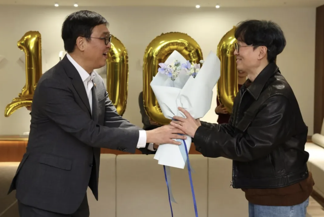 노란 수영복에 섹시한 몸매 어필하는 존예 처자