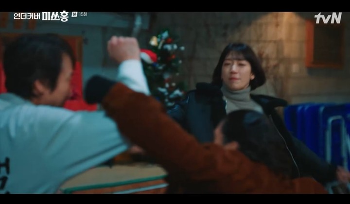 노란 수영복에 섹시한 몸매 어필하는 존예 처자