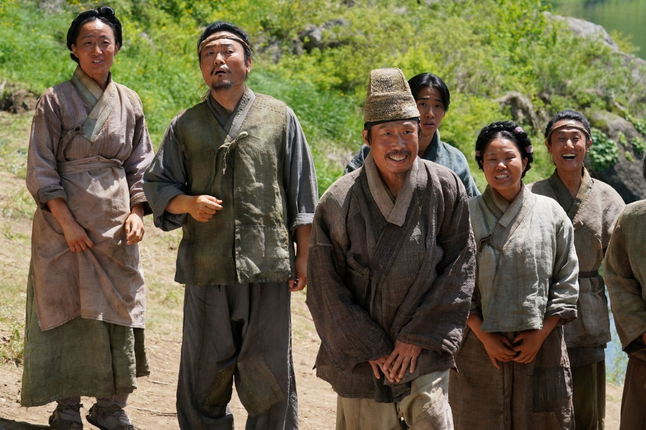 노란 수영복에 섹시한 몸매 어필하는 존예 처자