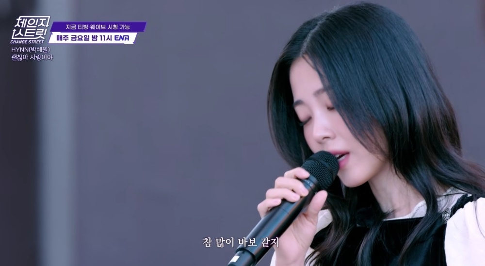 노란 수영복에 섹시한 몸매 어필하는 존예 처자