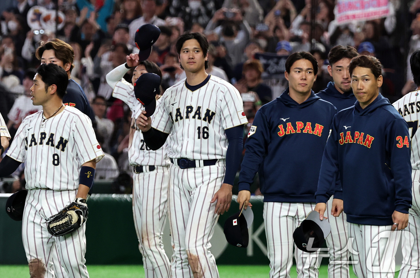 Ohtani Shohei en el campo de béisbol, con una expresión seria y concentrada, con el uniforme de Japón.