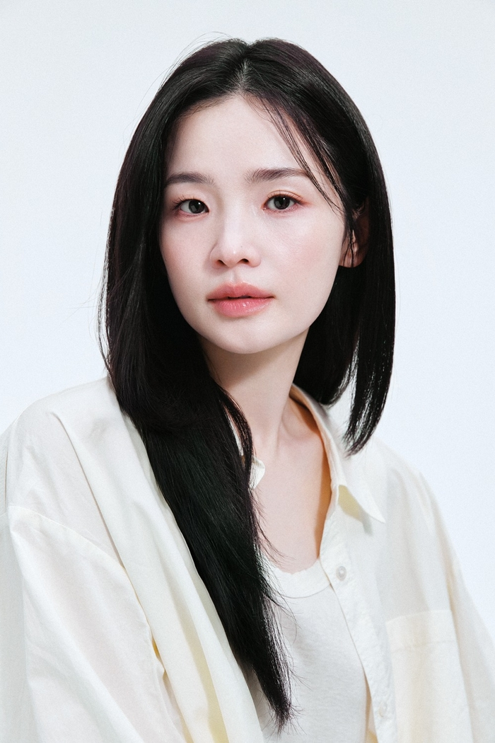 노란 수영복에 섹시한 몸매 어필하는 존예 처자