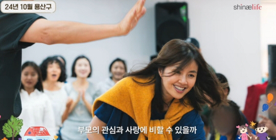 노란 수영복에 섹시한 몸매 어필하는 존예 처자