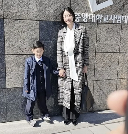 노란 수영복에 섹시한 몸매 어필하는 존예 처자