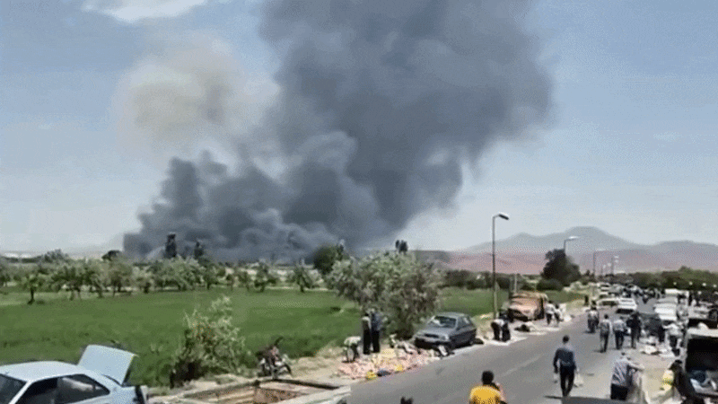 사람들과 차량은 움직이고 있는 데에 반해 폭발 연기는 움직이지 않고 사진처럼 멈춰있는 AI 영상. /X