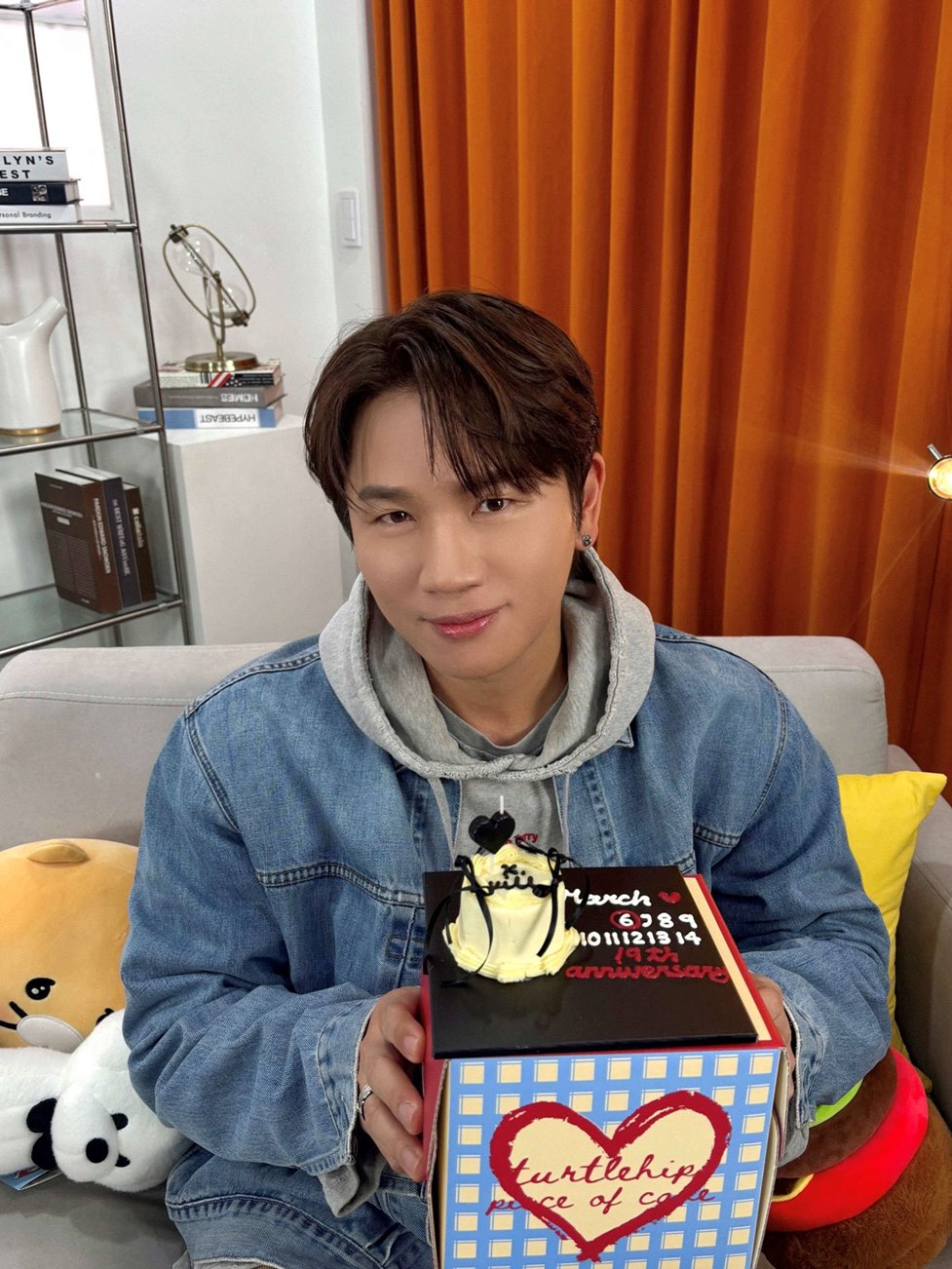 노란 수영복에 섹시한 몸매 어필하는 존예 처자