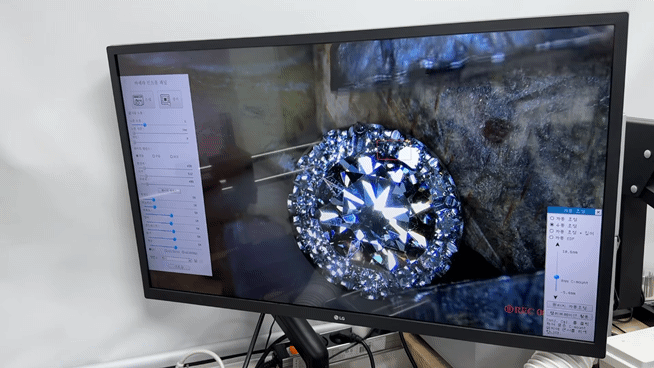 핀셋을 이용해 프롱을 구부려 다이아몬드를 고정하는 순간. 백재연 기자