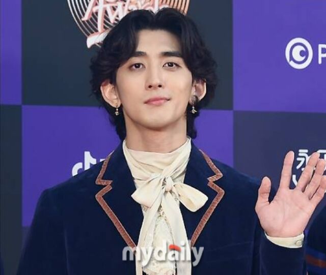 노란 수영복에 섹시한 몸매 어필하는 존예 처자