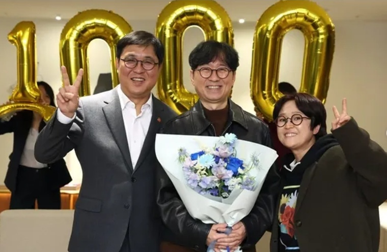 노란 수영복에 섹시한 몸매 어필하는 존예 처자