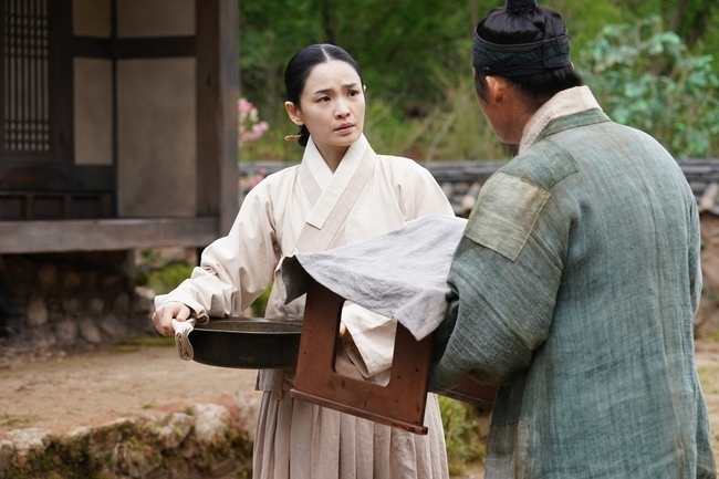 노란 수영복에 섹시한 몸매 어필하는 존예 처자