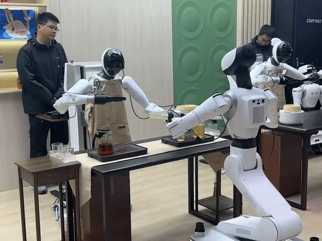 [바르셀로나(스페인)=뉴시스] 심지혜 기자 = 2일(현지 시간) 스페인 바르셀로나에서 개최 중인 MWC26에서 차이나모바일 전시부스. 관람객들이 로봇 식당을 관람할 수 있게 했다. 2026.03.02. siming@newsis.com