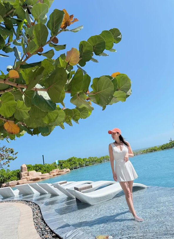 노란 수영복에 섹시한 몸매 어필하는 존예 처자