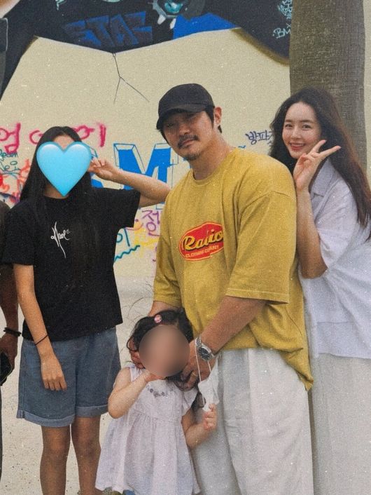 노란 수영복에 섹시한 몸매 어필하는 존예 처자