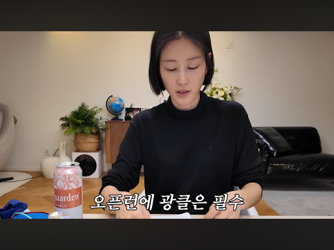노란 수영복에 섹시한 몸매 어필하는 존예 처자