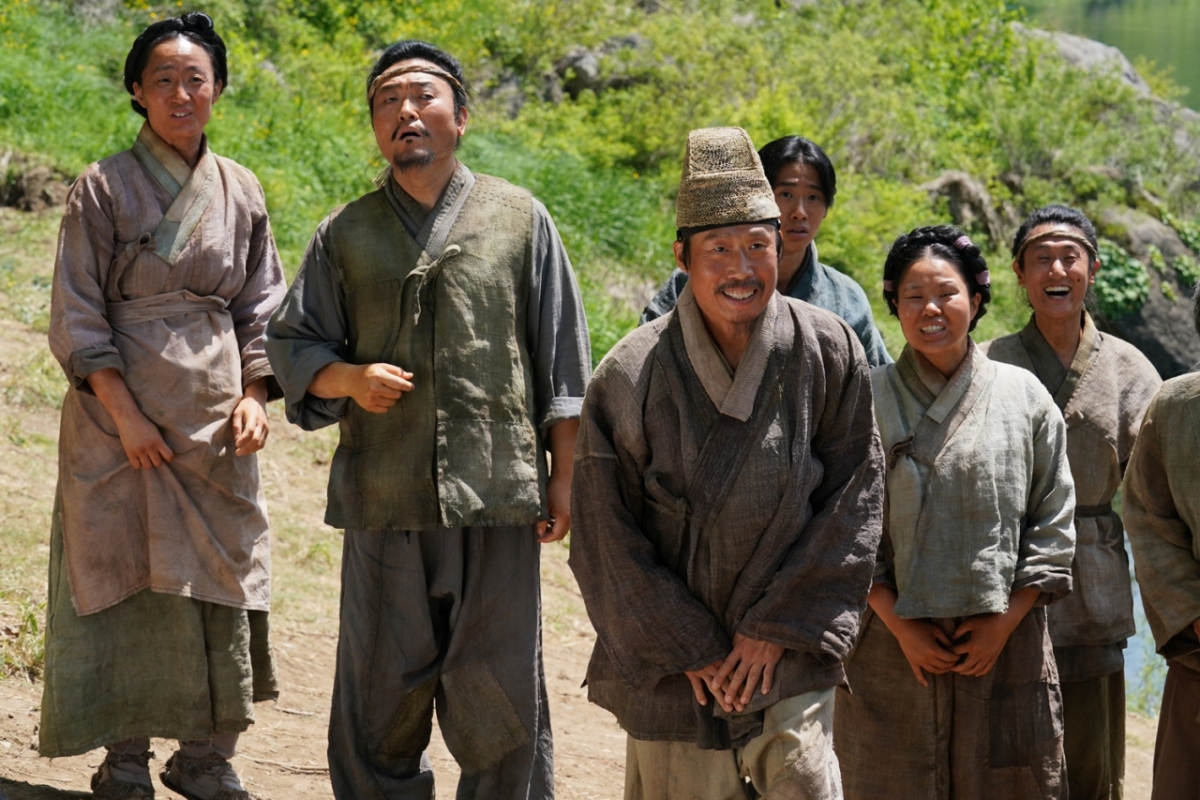 노란 수영복에 섹시한 몸매 어필하는 존예 처자