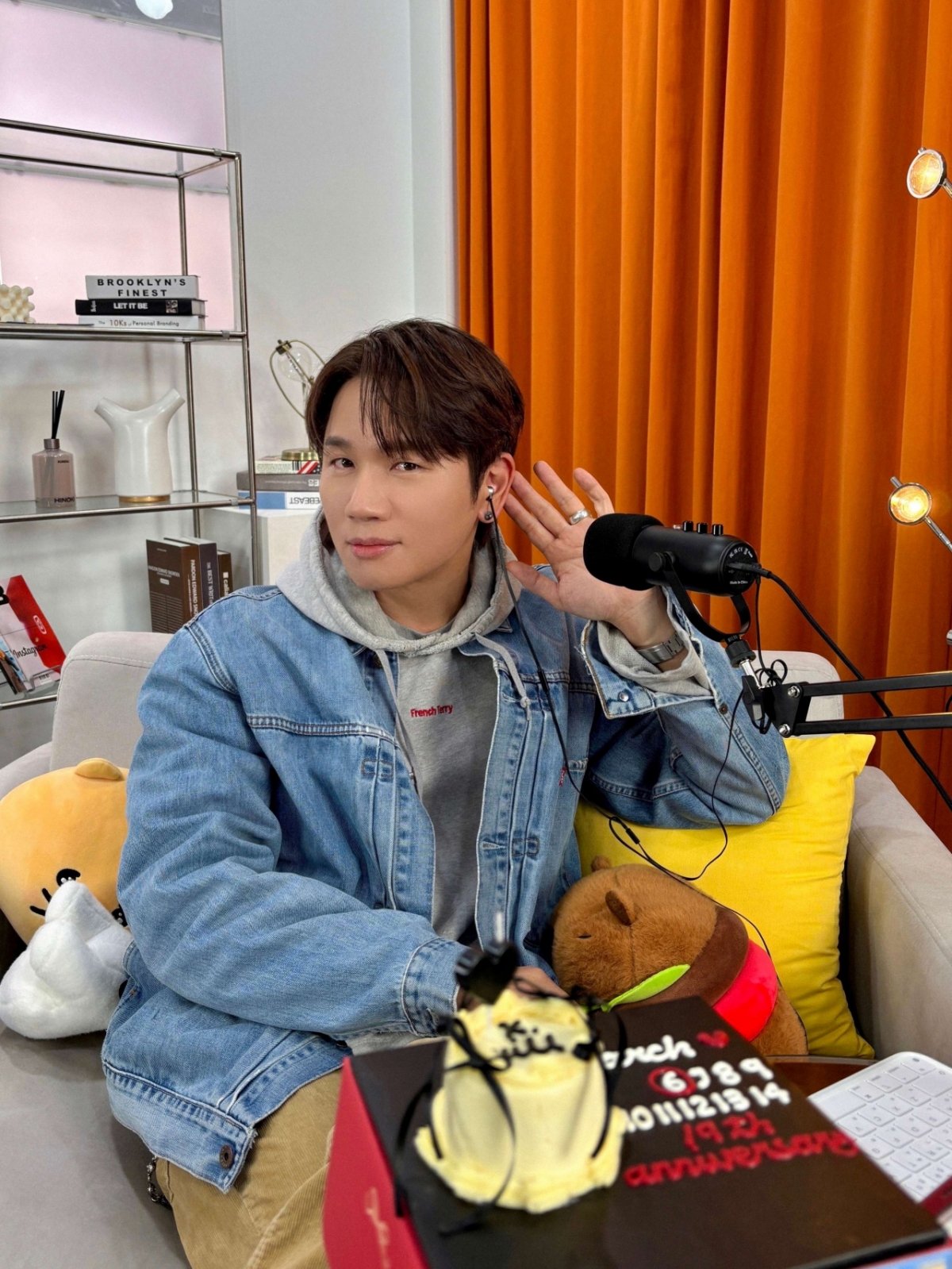 노란 수영복에 섹시한 몸매 어필하는 존예 처자