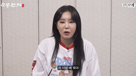 노란 수영복에 섹시한 몸매 어필하는 존예 처자