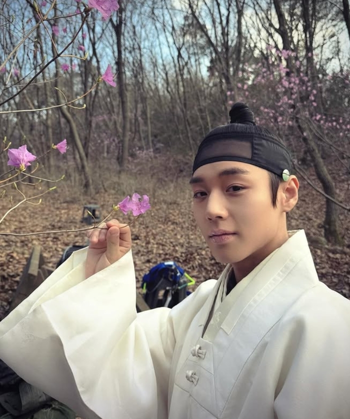 노란 수영복에 섹시한 몸매 어필하는 존예 처자