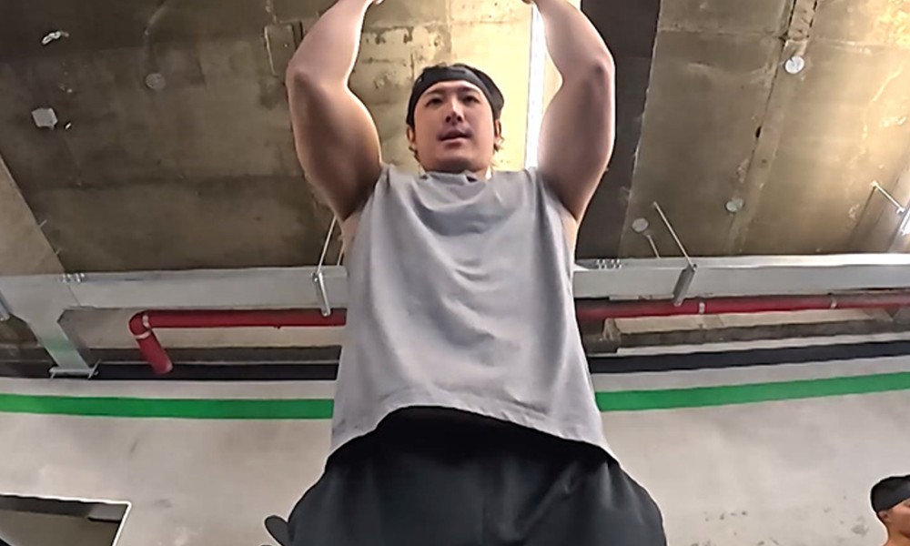 노란 수영복에 섹시한 몸매 어필하는 존예 처자