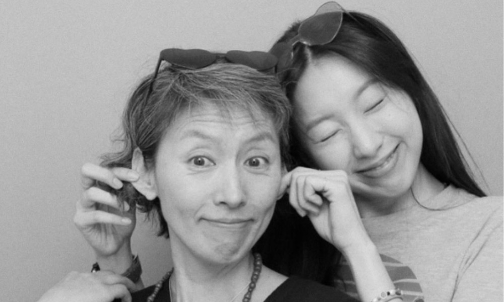 노란 수영복에 섹시한 몸매 어필하는 존예 처자