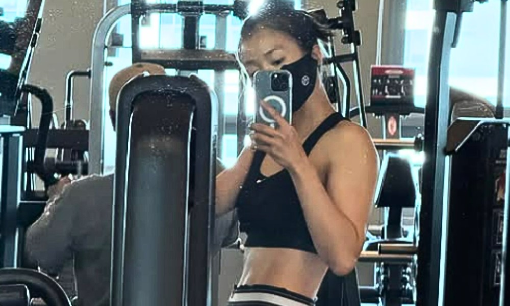 노란 수영복에 섹시한 몸매 어필하는 존예 처자