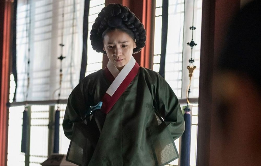 노란 수영복에 섹시한 몸매 어필하는 존예 처자