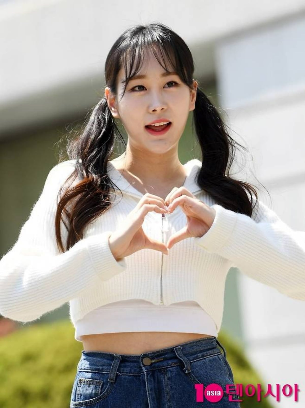 노란 수영복에 섹시한 몸매 어필하는 존예 처자